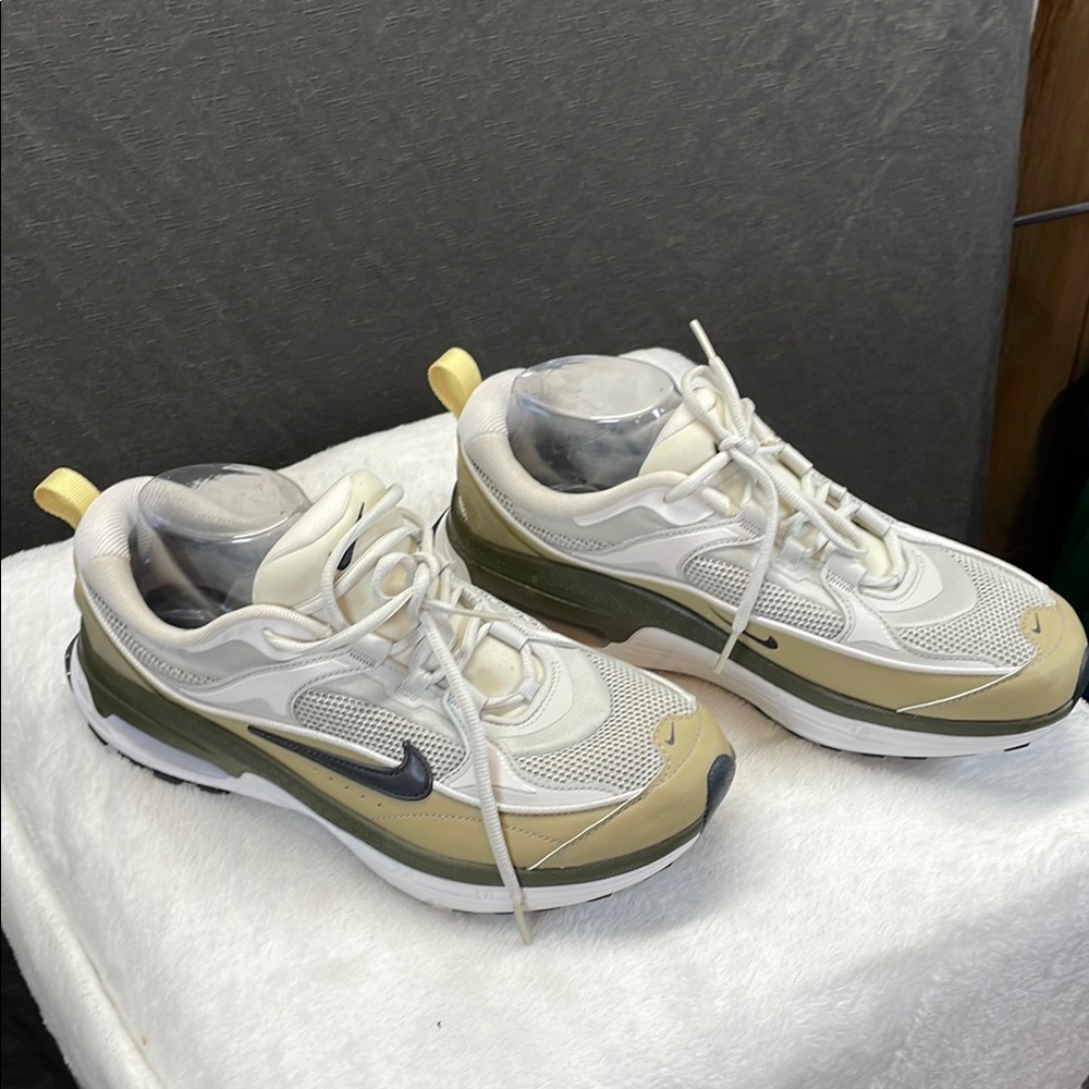 Nike Air Max Bliss‎ Cream and Green Athletic Shoes Classic Design